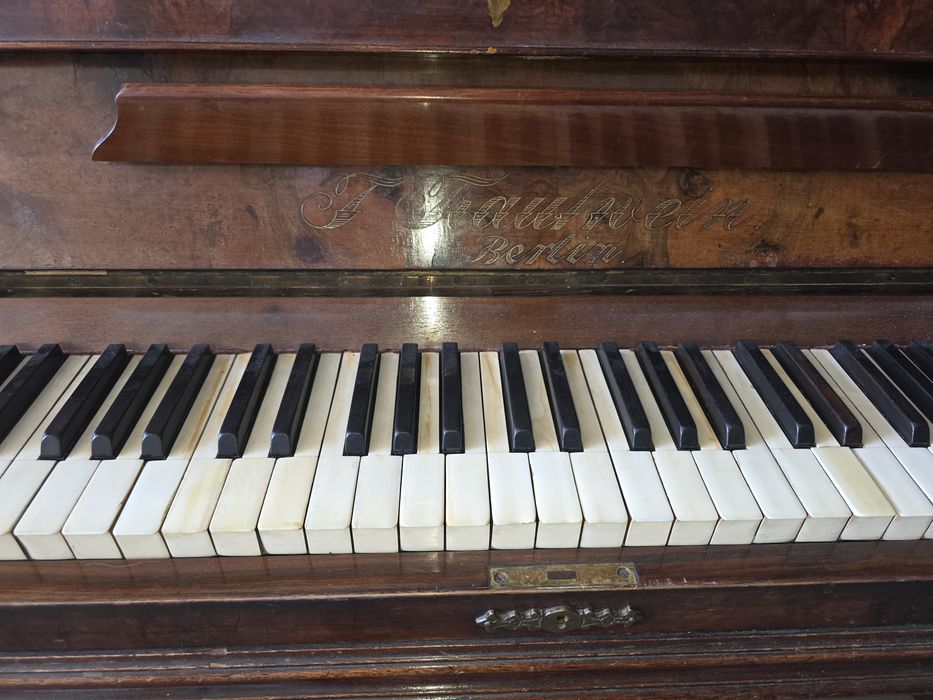 Pianino stare  Berlin