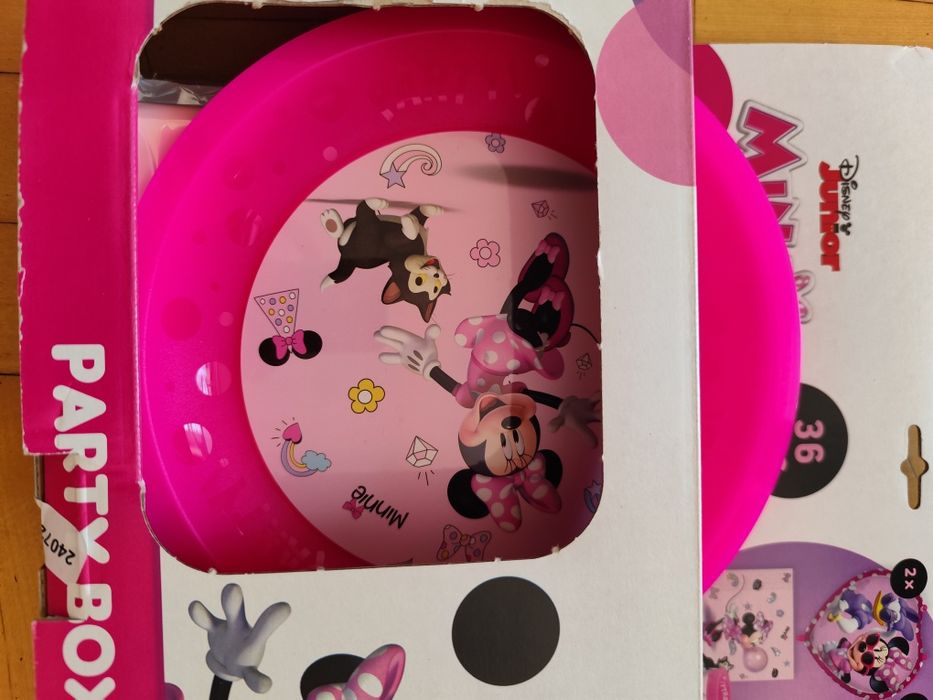 Zestaw urodzinowy, talerze i kubki plastikowe