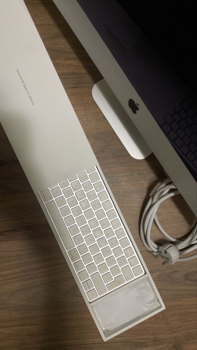 iMac 21.5" (2017) in excellent condition - with keyboard, mouse and cable.64585334454145122