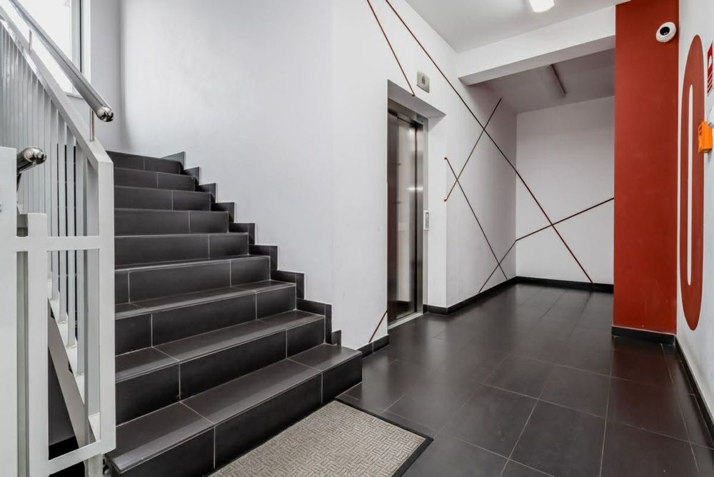 Przytulne mieszkanie z balkonem Hallera