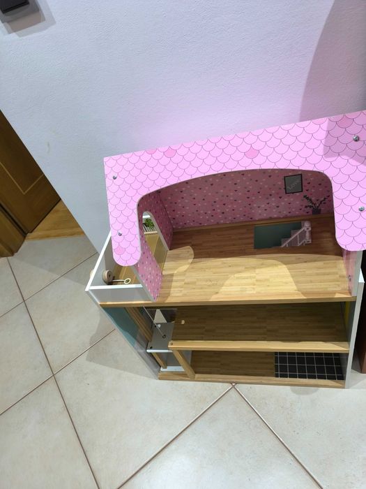 Casa de bonecas em madeira