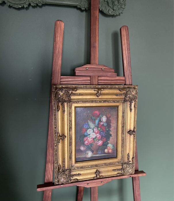 Kwiaty letnie w wazonie w pieknej drewnianej ramie