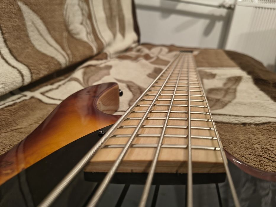 Ciekawa gitara basowa headless multiskala 5 EMG 45DC