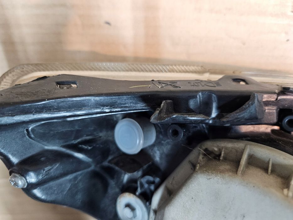 toyota avensis t25 03-06 lampa przód lewy