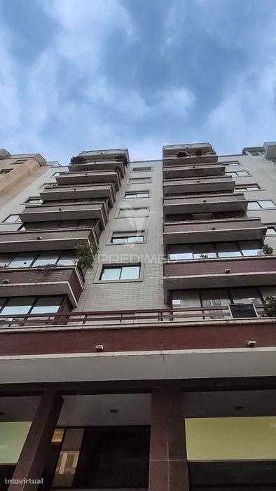 Apartamento T3 totalmente remodelado, situado na prestigiada Estrad...