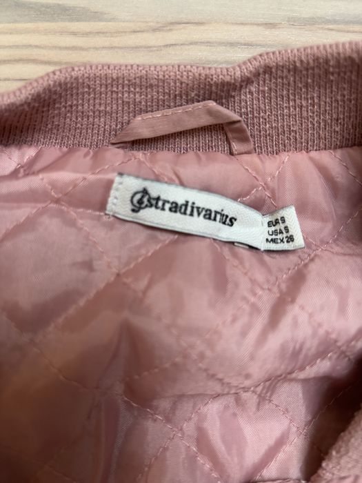 Różowa kurtka bomberka stradivarius