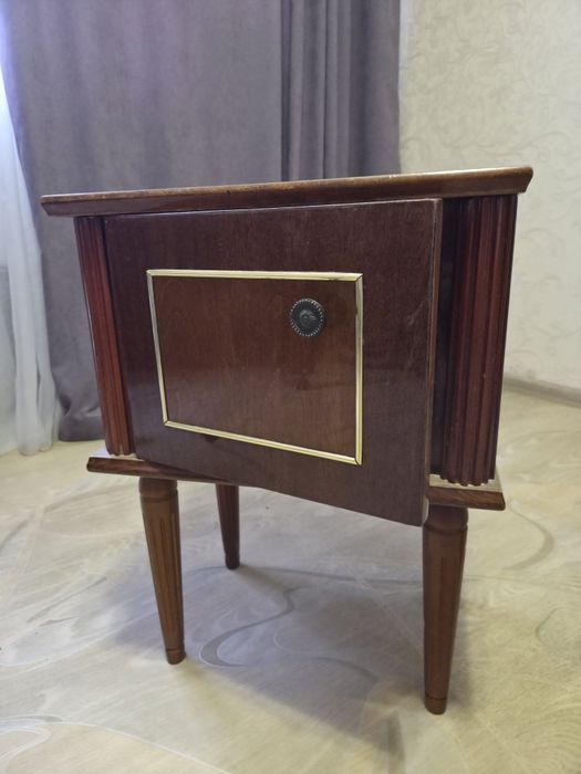 Комод з дзеркалом і дві приліжкові тумби