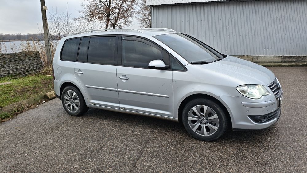 Фольксваген тоуран.