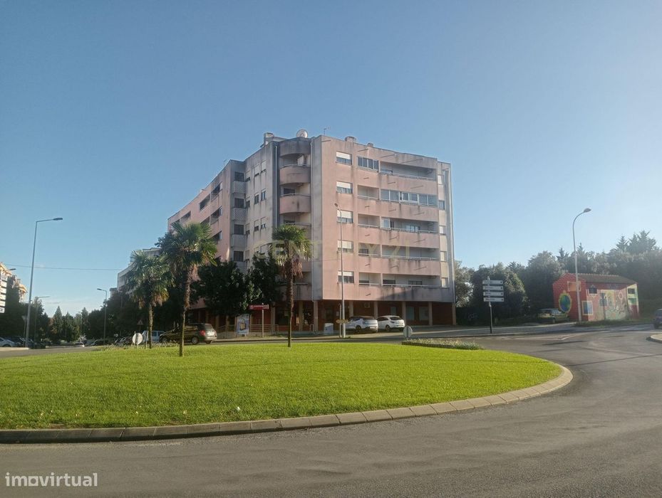 Loja com rendimento garantido a longo prazo e boa localização em Torre — Torres Novas (Santa Maria, Salvador E Santiago), Santarém