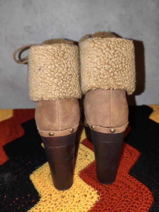 Botas com pêlo de volta