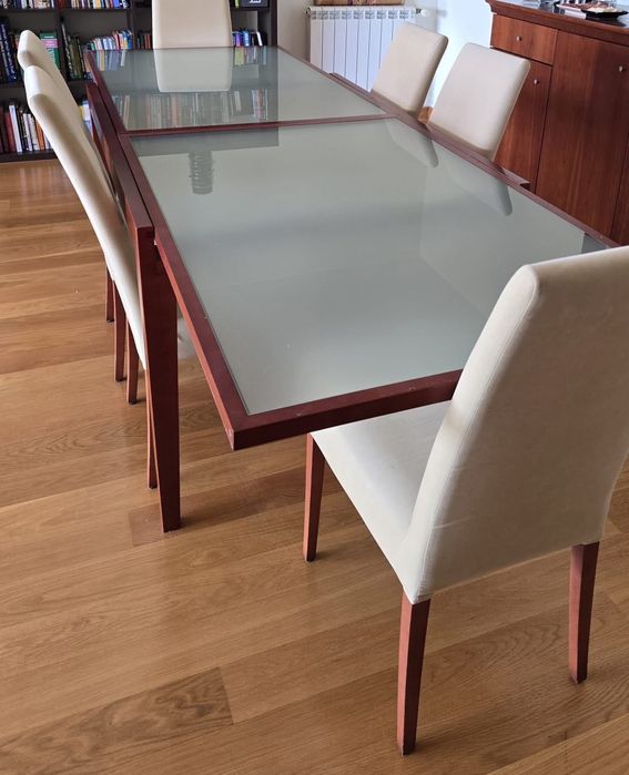 Mesa de sala de jantar com 6 cadeiras