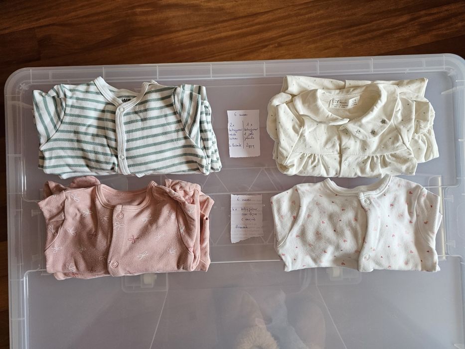Roupa de bebé (bodies e babygrows essencialmente)