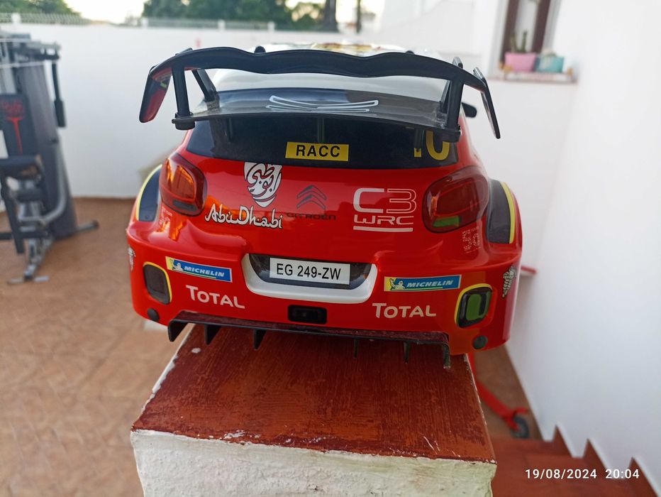 Carro de controle remoto a bateria.
