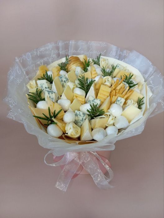 Букети з фруктів, сухофруктів, горіхів та квітів з цукерками