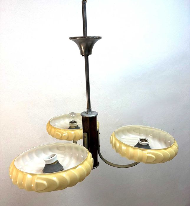 Lustre Art Déco de três luzes com corpo de metal  cúpulas de vidro