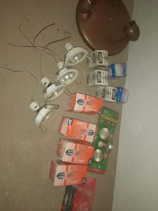Conjunto de candeeiros, apliques, projetores e lâmpadas