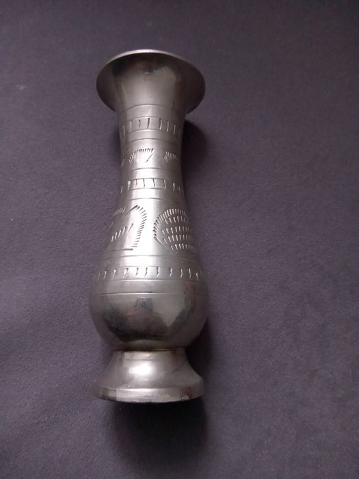 Metalowy flakon ozdobny