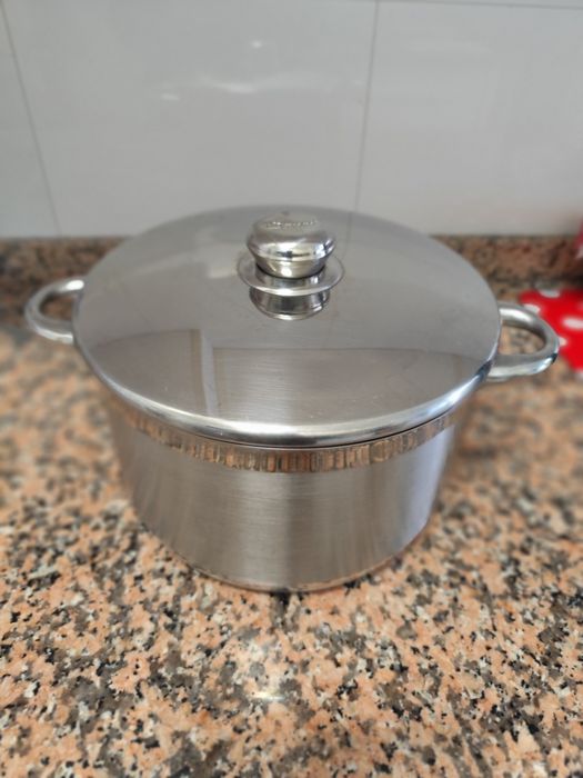 Panela inox bem conservada.