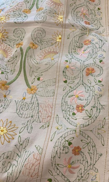 Colcha de Castelo Branco em Linho Bordado a Seda Natural 2,16 X 2,60