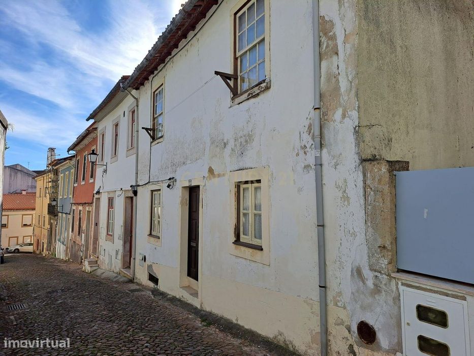 Moradia T2 para Recuperação em Coimbra, Centro Histórico