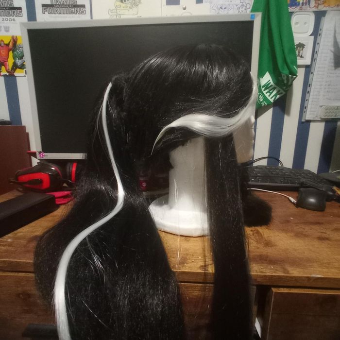 Czarny wig z białymi paskami do Dark Cacao