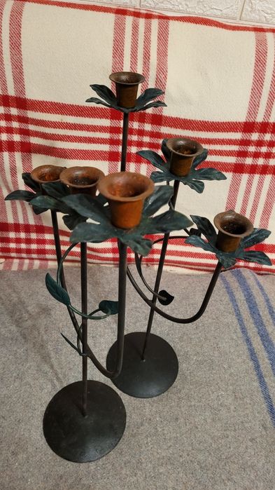 Dwa metalowe świeczniki wys.45 cm.