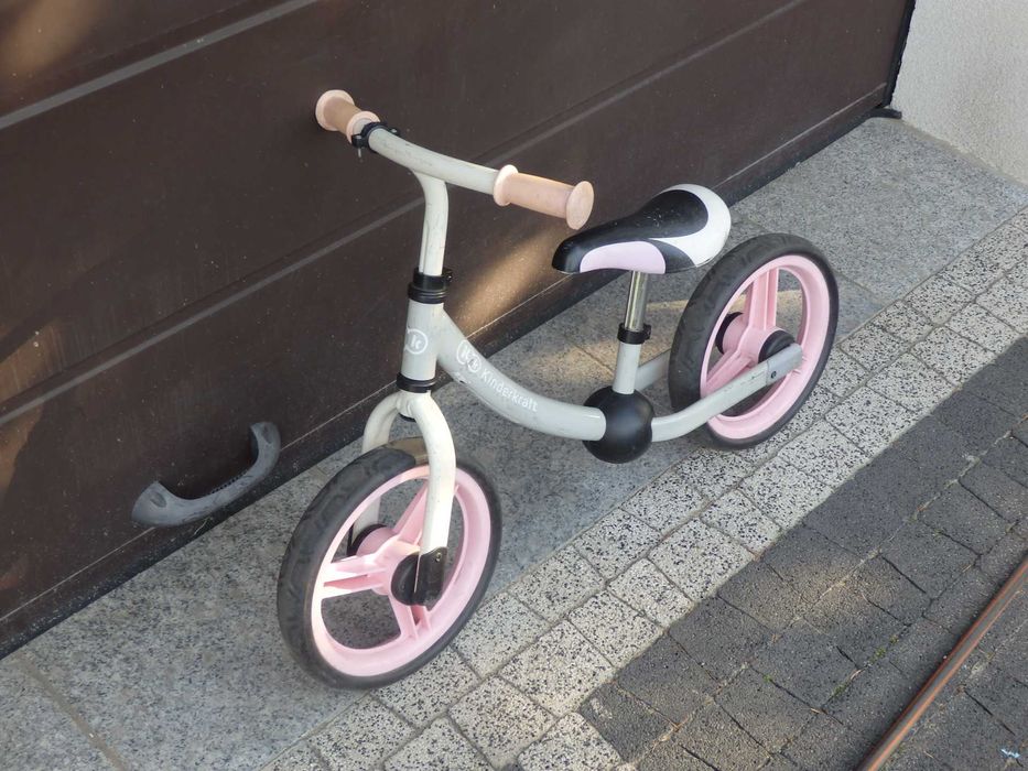 Rowerek biegowy Kinderkraft biało-różowy na kołach piankowych