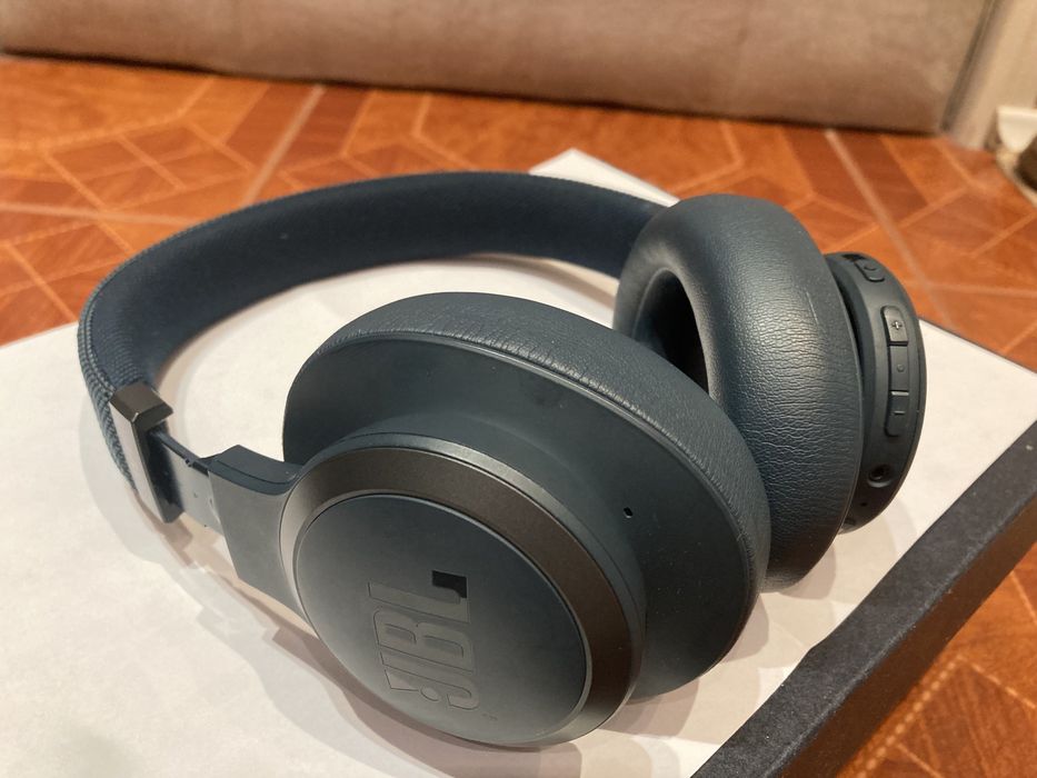 Sluchawki bezprzewodowe JBL LIVE650 BTNC