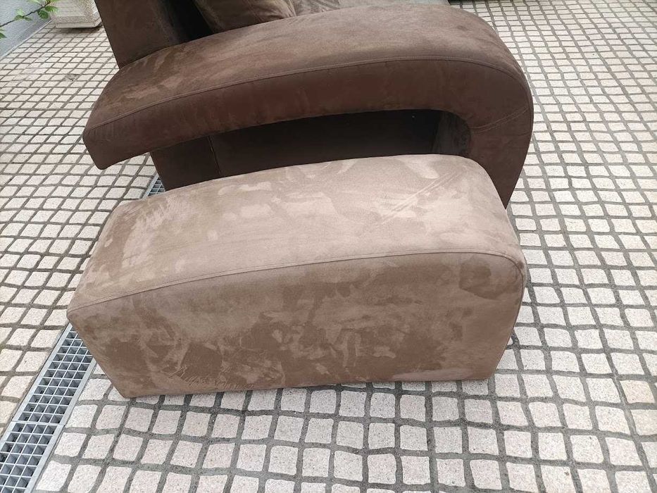 Sofá com chaise longue e mesa centro tipo puff