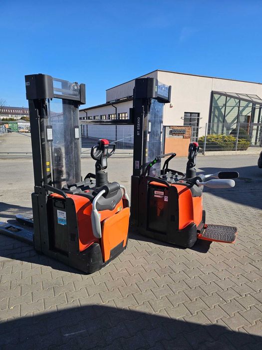 Paleciak elektryczny wózek widłowy BT SPE140L triplex unoszenie 4,8m