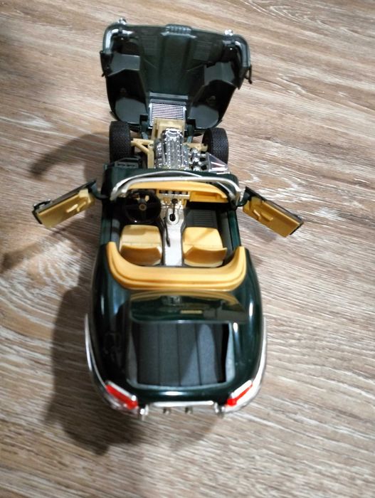 Jaguar E descapotável escala 1/18