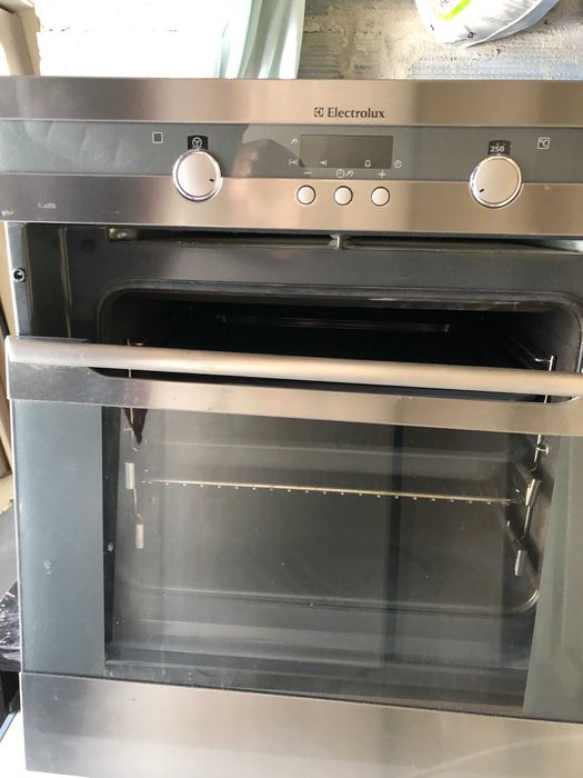 Piekarnik do zabudowy Electrolux EOB64201X używany uszkodzone drzwi