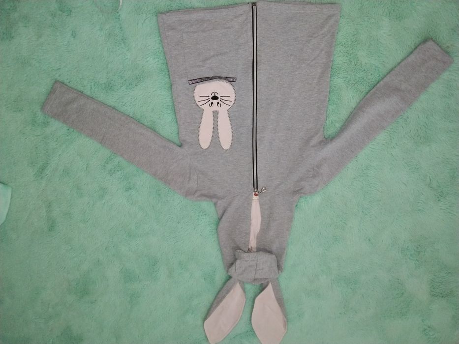 Bluza/narzutka z kapturem rozmiar 134