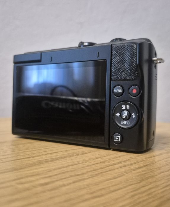 Фотоапарат Canon eos m200