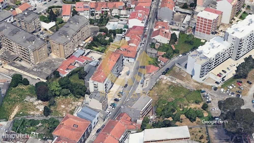 Studio T0 com varanda e lugar de garagem em Costa Cabral