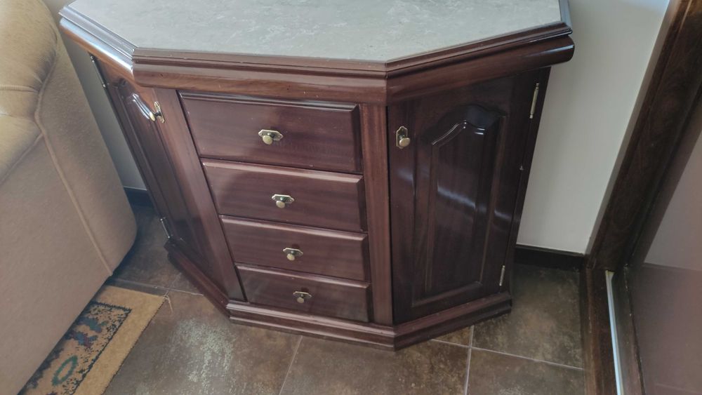 Móvel de madeira e pedra