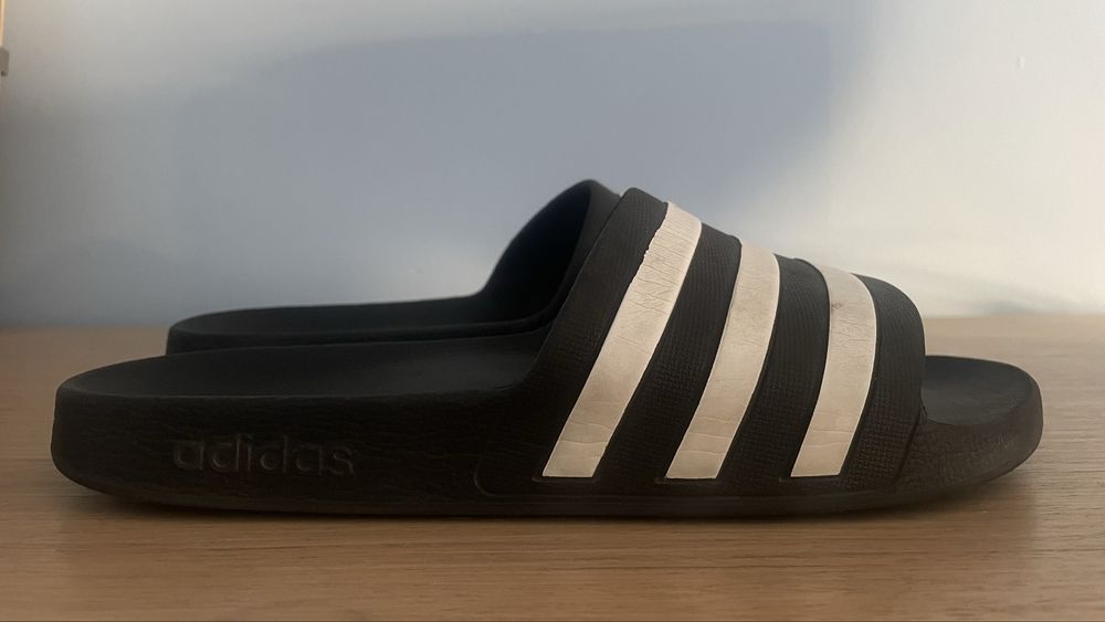 Chinelos adidas riscas branco e preto