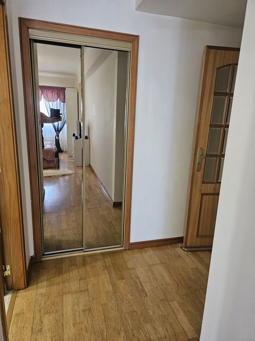 Alugo suite com muita luz natural e casa de banho grande.