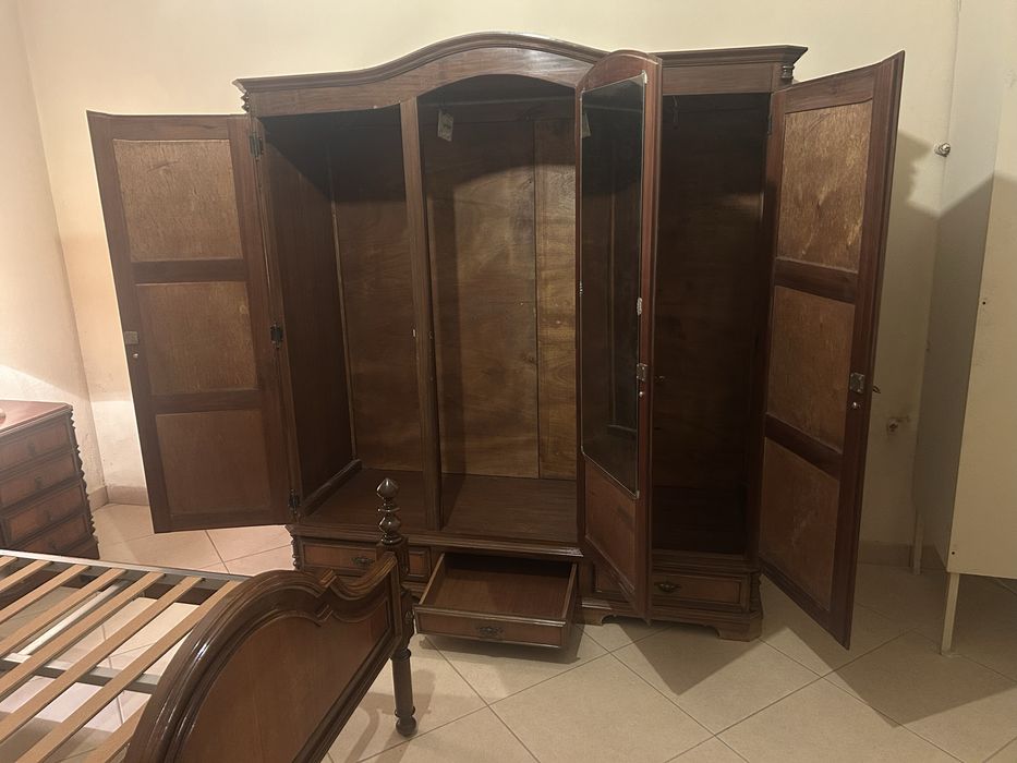 Cama, colchāo, mesa cabeçeira, roupeiro, cómoda e cadeiras