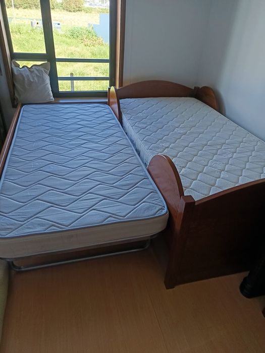 Cama dupla de solteiro em madeira cerne
