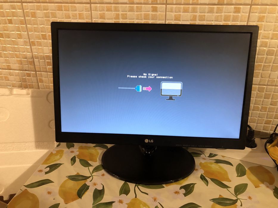 Monitor for PC 19” model 19M38 A (jak nowy) + zasilacz 19v + stojak owalny