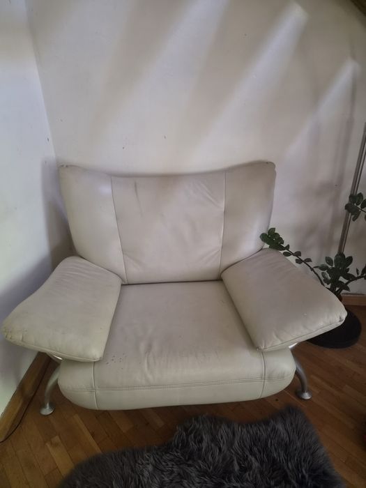 Fotel skórzany beżowy.
