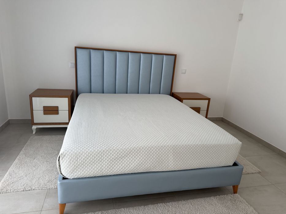 Cama de casal, mesas cabeceira e colchao