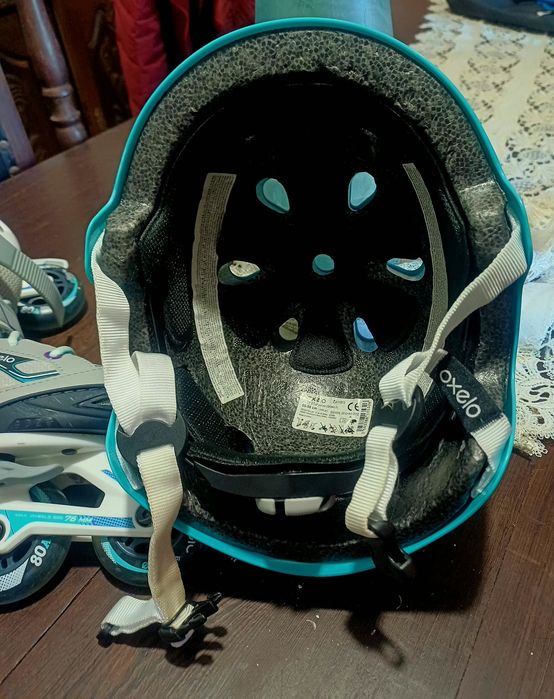 Patins em linha com capacete de proteção