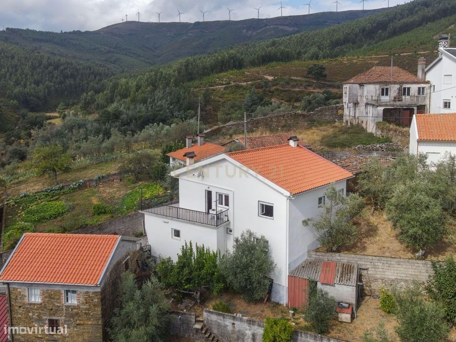 Moradia Bi familiar, com excelente exposição solar, terreno e vistas d
