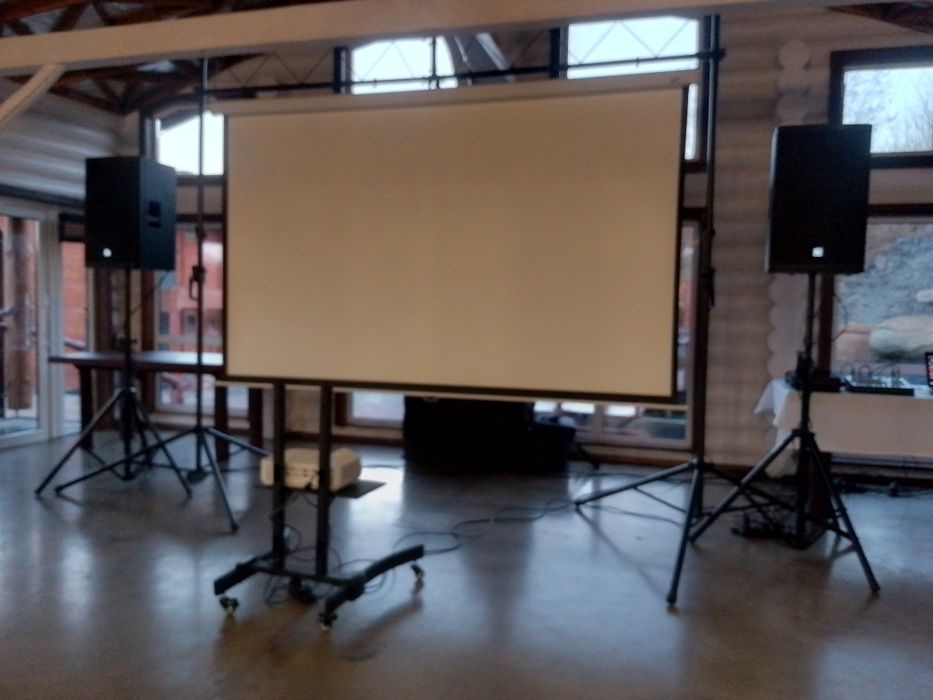 Оренда  Екран проектор мікрофони звук та інше для конференцій презента