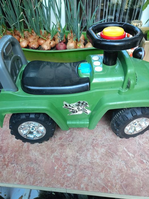 Jeździk pchacz auto