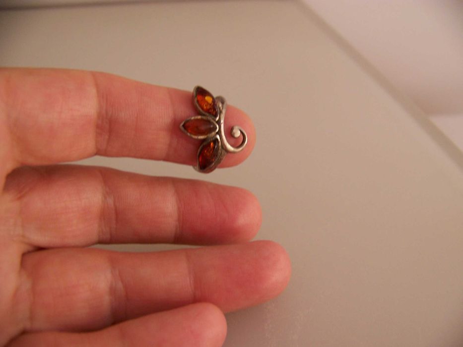 Śliczny pierścionek stare srebro  pr 925 bursztyn