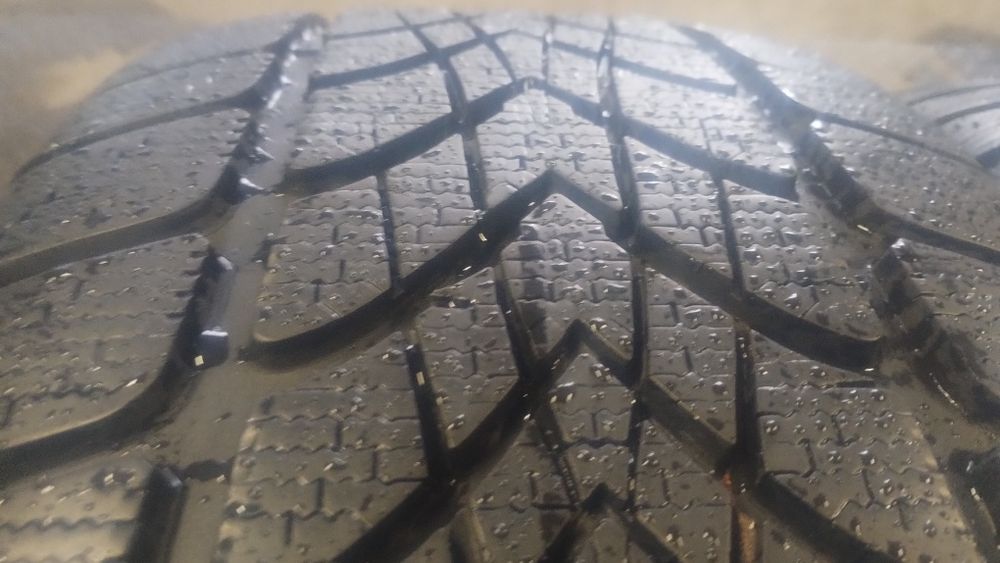 235.50.18 Dunlop dostępne dwie sztuki