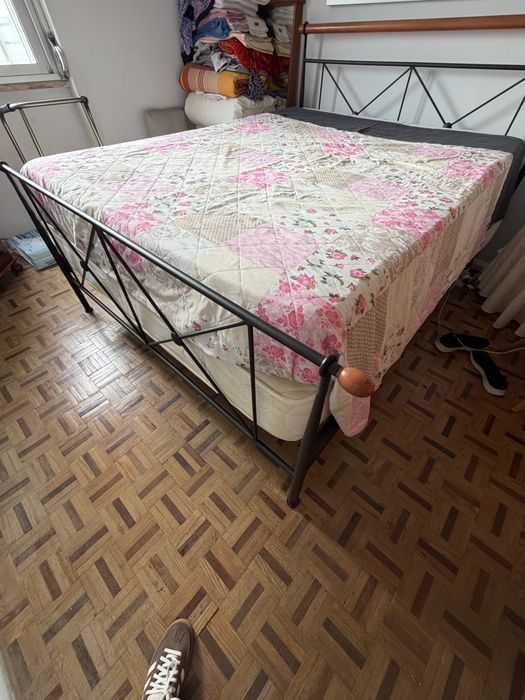 Cama casal em ferro com 2 colchões